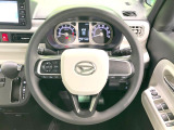 インテリアに合わせたデザインのステアリングは、運転される方のことも考え、運転しやすい形状、大きさです。是非一度、実際に触ってお確かめください。