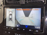 パノラミックビューモニターを装備。駐車場や交差点でクルマを真上から見るように周囲を確認できます。機能の詳細は販売店スタッフまでおたずねください。