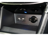 小物の収納に便利なセンタートレイには携帯等のデバイスの充電可能なUSB出力電源付です。