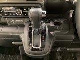 CVT車のセレクトレバーです。低速から高速まで、変速ショックのないスムーズな走りと、エンジン効率のよい領域を維持して燃費にも貢献します。サイドブレーキはスイッチ操作の電子制御パーキングブレーキです。