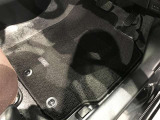 内装工程では、中古車を気持ちよくお乗りいただけるよう清掃しております。シートの洗浄はもちろん、ニオイの元となるフロアカーペットまで洗浄・消臭を実施。