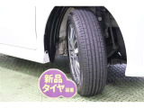 タイヤサイズ 155/65R14。 タイヤ4本【新品】に交換してあります。スポーティで、お洒落なデザインの純正アルミホイールを装着しています。足元を引き締めてくれ、しっかりした走りも楽しめますよ。