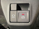 指先だけで簡単に操作が可能な電動パーキングブレーキを採用。「HOLD」スイッチを押すと、渋滞や信号待ちなどでブレーキペダルから足を離しても、ブレーキを保持するので安心です