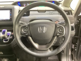 ハンドルにHondaセンシング系のクルーズコントロールやレーンキープアシストなどのスイッチと、オーディオの操作スイッチが装備されています。ハンドルから手を離さず安全に操作できます。