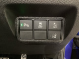Hondaセンシング用の、VSA(ABS+TCS+横滑り抑制)解除と路外逸脱抑制機能のオンオフスイッチなどはハンドルの右側に装備しています。