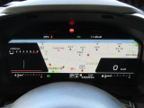 運転に必要な情報をグラフィカルに表示し、少ない視線移動で瞬時に認識できる先進的な液晶メーター。こちらはナビゲーション情報と連携する「地図画面」になります。