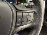 前方の車との車間を設定し、スピードを上げたり緩めたりを自動で行ってくれる追尾式の「レーダークルーズ」。上級装備の一つです!高級車にしかつかない嬉しい機能です。