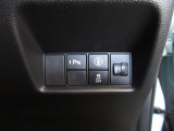パーキングセンサーや横滑りを防ぐVSA等のスイッチ類は運転席の右側、手の届きやすい位置にあります。