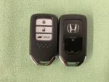 スマートキーを装備しています。鍵を差し込むことなくドアロックの開け閉めと、スタートボタン操作でのエンジンスタートができます。ボタン操作でトランクが開けられる電動テールゲートのボタンもついています。