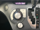 【オートエアコン】一度お好みの温度に設定すれば、車内の温度を検知し風量や温度を自動で調整。暑い&hellip;寒い&hellip;と何度もスイッチ操作をする必要はありません。快適な車内空間には必須の機能ですね♪