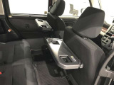 【まるクリ】内装工程では、中古車を気持ちよくお乗りいただけるよう清掃しております。シートの洗浄はもちろん、ニオイの元となるフロアカーペットまで洗浄・消臭を実施。