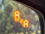 【ブラインドスポットモニタリング】走行中、ドアミラーの死角になりやすい箇所に後続車が接近するとサイドミラー付近に警告を表示、ドライバーに注意喚起をしてくれます。