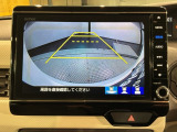 リバースギアに入れるだけで後方の表示へ切り替わります。夜間や雨の日の駐車も楽になりますよ。