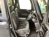 フロント広々、ベンチシートの運転席は、ハイトアジャスターが付いているので、快適にドライブができます。ハンドルはチルトステアリングで、ハンドル位置を上下に調節できます。