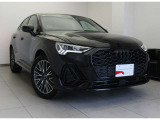 各部を黒に統一したブラックAudi rings&ブラックスタイリングパッケージ エクステリアミラーハウジングブラック。