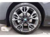 【BMWアロイホイール】軽量かつ強度に拘ったアロイホイール。走行性能ポテンシャルを引き出す設計。タイヤのサイドウォールが強化されたランフラットタイヤは、パンク時にタイヤがつぶれてもリムから外れません。