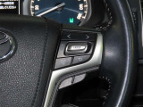 ステアリングスイッチ付きで、運転中に視線を前に向けたまま操作できます。