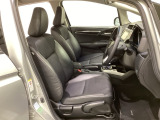 広い足元にゆったり座れるシートには肘掛けも装備しており長距離の運転でも疲れにくくなってます。女性でも運転がしやすいように、シートの高さ調整機能(シートリフター)がついています。