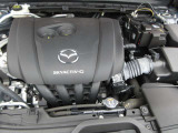 24Vマイルドハイブリッドで爽快な走りを実現する「e-SKYACTIV-G 2.0」。高効率エンジンと電動化技術の組み合わせにより、燃費性能とアイドリングストップ機能をさらに向上させました。