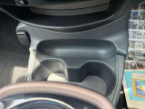 前席にドリンクホルダーが付いているので快適に運転できますね♪