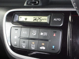 エアコンはオートエアコンでお好みの温度調整が出来、オールシーズン快適にドライブできます!リア席はプライバシーガラスで夏も涼しく過ごせます!
