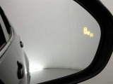【BSM(ブラインドスポットモニター)】・・・隣の車線を走る車両をレーダーで感知。車両を感知するとドアミラーに搭載されたLEDインジケーターが点灯。