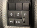 【スマートアシスト】走行中に前方の車両等を認識し、衝突しそうな時は警報とブレーキで衝突回避と被害軽減をアシスト。より安全にドライブをお楽しみいただけます。