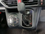 インパネシフトを採用することで、足元が広くスッキリした開放的な運転席まわりを実現しています