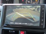 バックモニター付きでガイドラインがモニターに表示され、車庫入れや縦列駐車などの際に役立ちます!