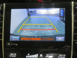 車両後方の映像を映すバックモニター。進路を確認しながら安全に車庫入れできます。