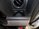 運転席の届きやすいところにドリンクホルダーがついています。視線をそらすことなく手に取れるので運転に集中できて安心ですね。