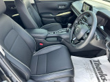 乗り心地の良いフロントシートです。足回りも広々としておりますので、長時間の運転も疲れづらいですよ。