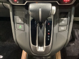 CVT車のセレクトレバーです。低速から高速まで、変速ショックのないスムーズな走りと、エンジン効率のよい領域を維持して燃費にも貢献します。サイドブレーキはスイッチ操作の電子制御パーキングブレーキです。