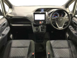 高いホールド性で運転姿勢が安定します。長距離ドライブでも疲れにくいのが魅力です。快適なドライビングライフをお送りください♪