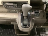 CVT車のセレクトレバーです。低速から高速まで、変速ショックのないスムーズな走りと、エンジン効率のよい領域を維持して燃費にも貢献します。サイドブレーキはスイッチ操作の電子制御パーキングブレーキです。