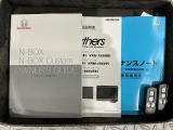 スマートキーは鍵をバッグに入れたままでもドアロックの開閉やエンジンのON・OFFができます。夜間や雨の日も鍵を探さなくて良いので便利です。