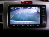 バックカメラの画像です。ガイドラインがスムースな車庫入れをサポートいたします。車庫入れの安心感がアップしますね。