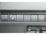 スマートキーや運転席のボタンを押すだけでリアゲートが自動で開閉します!荷物を持っている時や、高い位置にあるバックドアを閉める際に便利な機能です