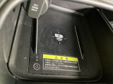 センターコンソールにはワイヤレス充電器を装備してます。Qi(チー)規格対応のスマートフォンなどを置くだけでワイヤレスで充電可能です。またスマートフォンの充電可能なUSB端子なども別途装備しています。