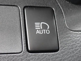 対向車のヘッドランプなど前方の明るさを検知し、ハイビームとロービームを自動で切り替えます。先行車や対向車などがいない時にはハイビームへ切り替え、遠くまで見通しを確保し安心感を高めます。