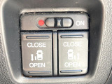 【両側パワースライドドア】スマートキーや運転席のスイッチで後席両側スライドドアの開閉が可能♪電動だから力を入れてドアを開ける必要が無く、小さなお子様でも簡単に開け閉めでき快適です♪