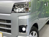 【LEDヘッドライト】悪天候や夜間走行時も良好な視界を確保し安心して運転できる高輝度LEDヘッドライトを装備!点灯速度が早く、消費電力も抑えられています。