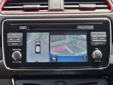 アラウンドビューモニター。上空から見下ろしているような映像で、スムースな駐車をサポートします。