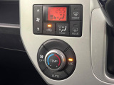 【オートエアコン】一度お好みの温度に設定すれば、車内の温度を検知し風量や温度を自動で調整。暑い&hellip;寒い&hellip;と何度もスイッチ操作をする必要はありません。快適な車内空間には必須の機能ですね♪