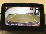 後方カメラが映像をモニターに映し出すことができます!後方の見えない死角や、障害物との距離感をしっかり確認することで駐車が苦手な方でもラクラク駐車できます。