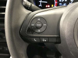 ステアリングスイッチ付きで、運転中に視線を前に向けたまま操作できます。