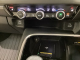 オートエアコンがついてます。左右独立で温度設定のできるデュアルオートエアコンです。パネル内のシートヒータースイッチは前席の左右別々に温度設定ができます。