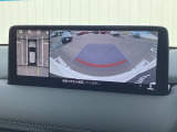 車両の前後左右に備えた計4つのカメラを活用し、車両を上方から俯瞰したようなトップビューのほか、フロントビュー、リヤビュー、左右サイドビューの映像をセンターディスプレイに表示。