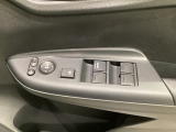 ハンドルの右側に電動格納付きパワーミラーの操作スイッチがついています。左右のサイドミラーの角度調節も微調整ができて便利です。パワーウインドウは運転席でドア4枚とも上下の操作ができるようになっています。