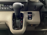 運転席周辺のスマートなレイアウトが、操作のしやすさを実現。快適なドライブをサポートします。